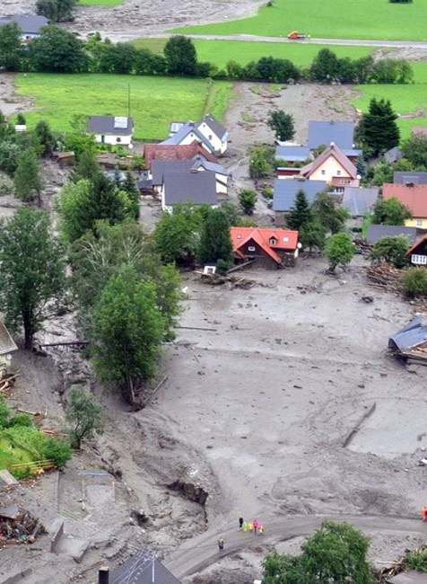 Záplavy dážď počasie zosuvy pôda Rakúsko ľudia dedina