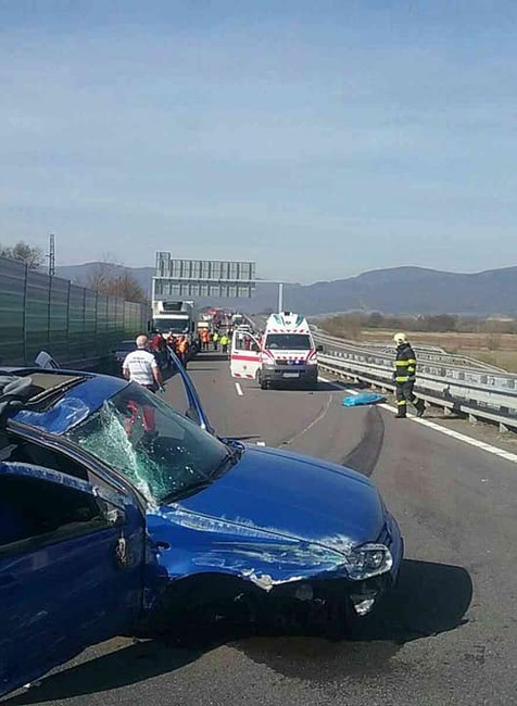 Dopravnú nehodu na R1 neprežila 1 osoba. Dvaja ďalší utrpeli zranenia