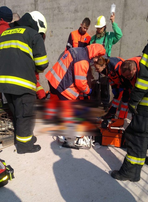 Robotníkov privalil stavebný diel