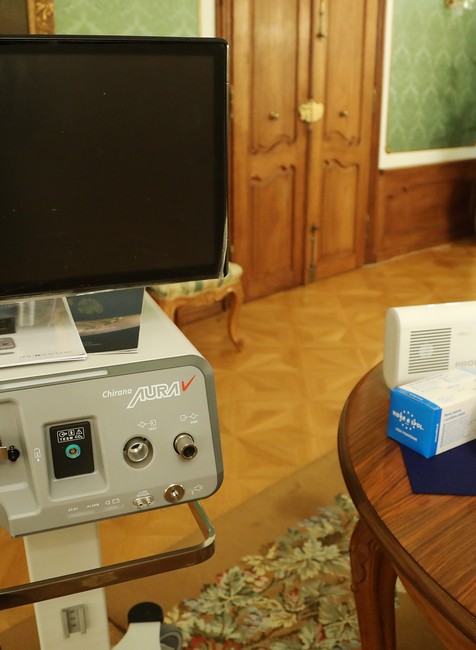 Dar od prezidentky: Zdravotnícke pomôcky pre pápeža