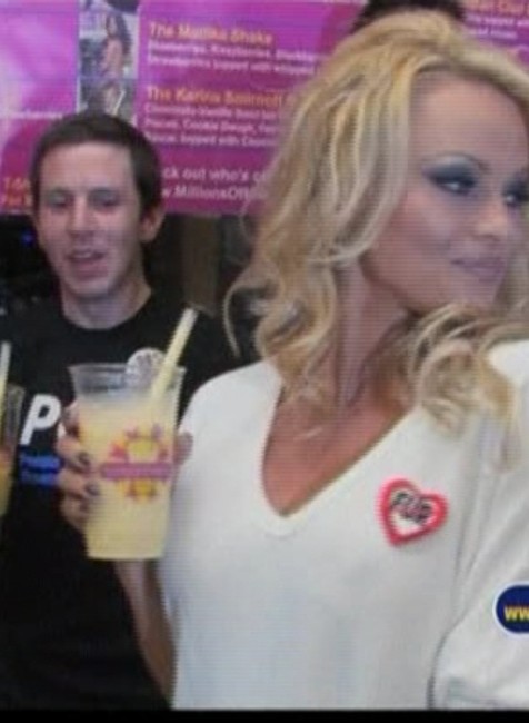 pamela anderson s koktejlom, usmev