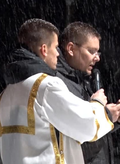 [multi] Polnočná omša, na ktorej vymrznete, ale srdce sa vám roztopí. Veriaci kráčali na pútnickú horu Zvir 1154