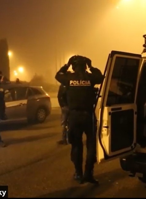 Pätnásťročné dievča predali na sobáš, držali ju v domácnosti. Polícia v prípade obvinila štyri osoby