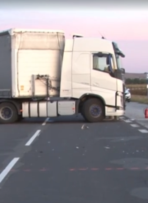 Zrážku s kamiónom neprežil mladý motorkár. Chyba kamionistu ho stála život 