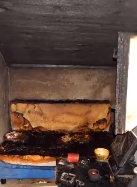 Nevinná hra so zápalkami skončila veľkým požiarom. Chlapca s rodičmi previezli do nemocnice