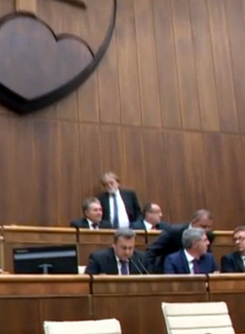 Poslanci sa opäť zišli, aby prerokovali rôzne návrhy. Tie sa týkali obmedzení prezidenta, ale aj športovcov