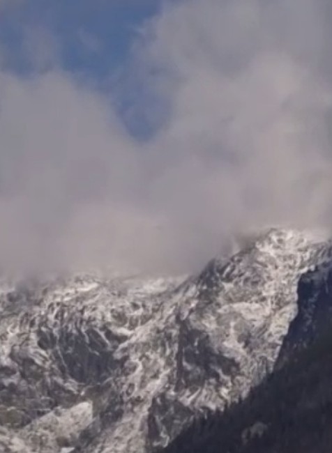 Záchranári v Tatrách pomáhali dvom izraelským turistom. Pre sneh a hmlu zišli z chodníka