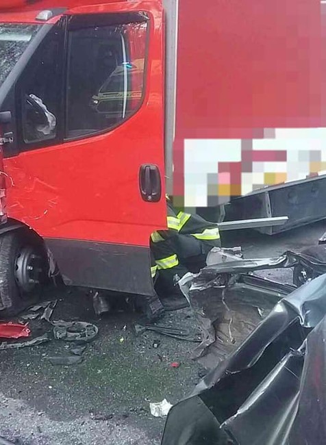 Tragická zrážka auta a dodávky