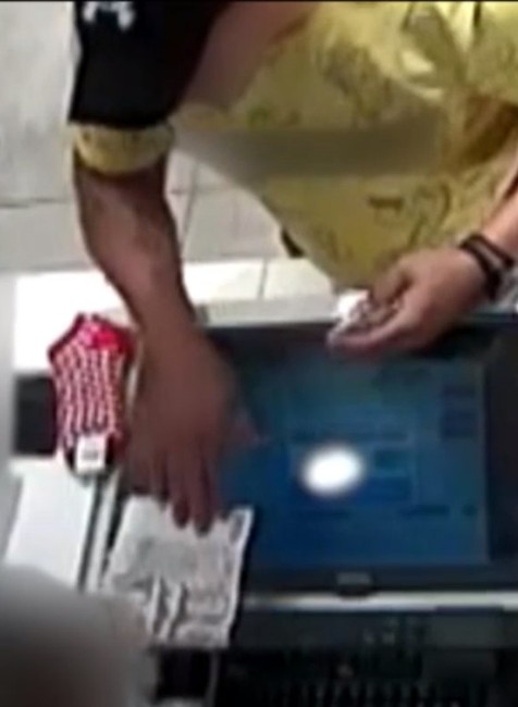 Podvod, akí policajti ešte nevideli. Dvaja muži okrádali predavačky