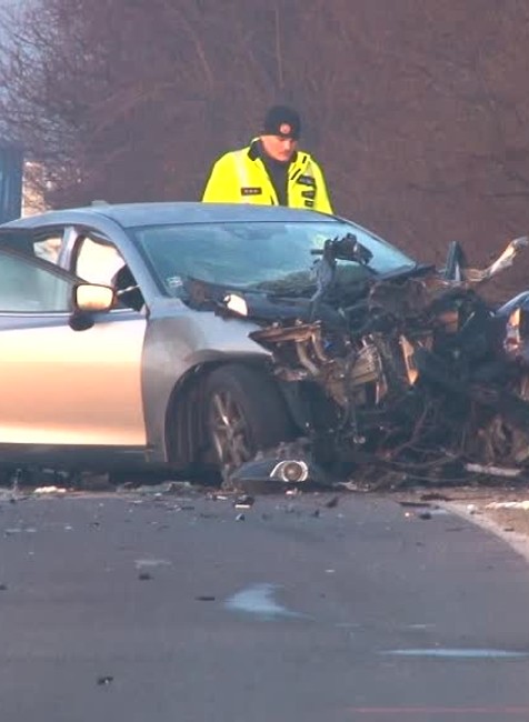 Predbiehanie cez plnú čiaru skončilo nešťastím. Náraz bol taký silný, že vozidlo odhodilo mimo cesty