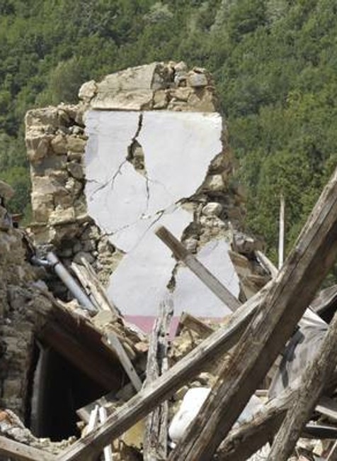 zničený dom po zemetrasení v Taliansku