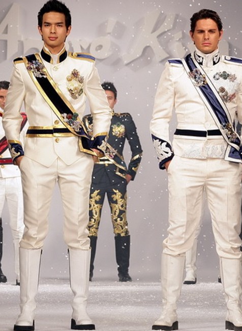 mr world, muzi v kostymoch na podiu