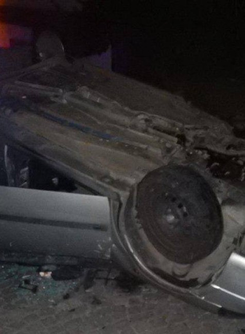 Mladík (20) nezvládol riadenie, a s autom skončil na streche. Vedľa neho sedela 26-ročná žena