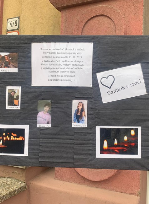 Pietna tabuľa pred školou, kam chodili štyria z 12 obetí tragickej nehody