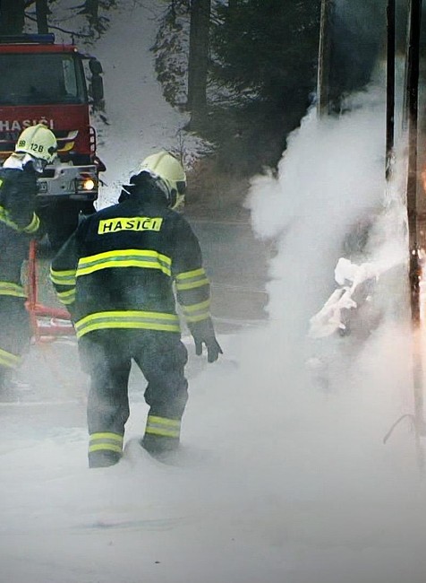 Donovaly požiar hasiči autobus 8.2.2014 foto1