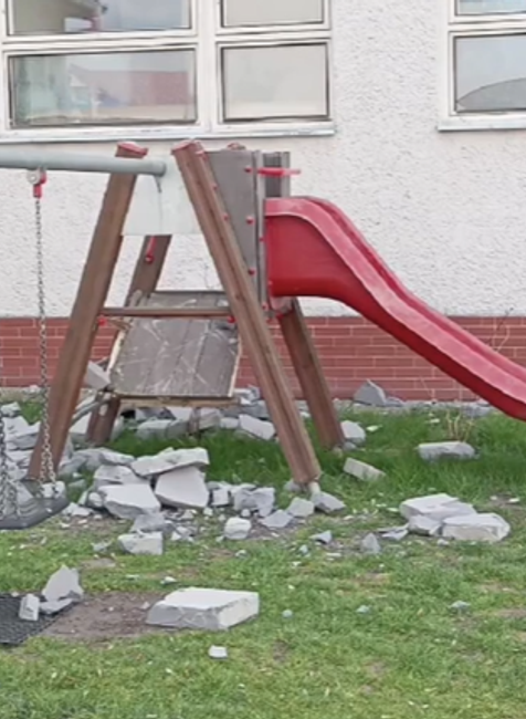 Kusy tvárnic spadli na ihrisko