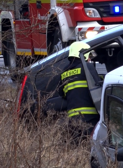 Nehoda dvoch áut si vyžiadala letecký transport. V jednom z áut ostal zakliesnený vodič