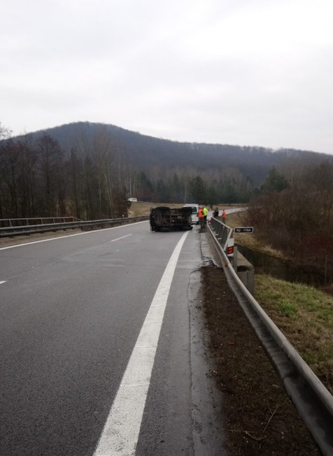 Havária vojenského terénneho auta si vyžiadala dvoch zranených vojakov