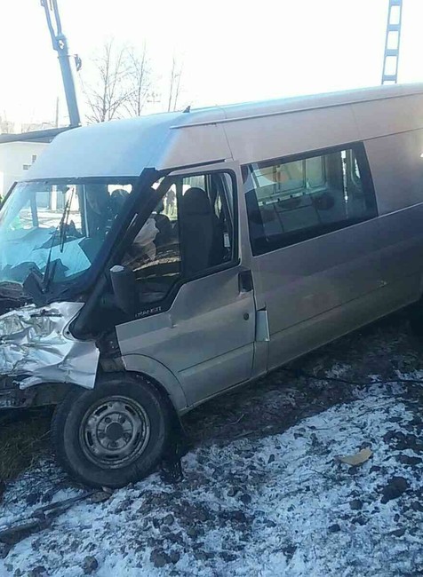 Vážna nehoda pri železničnom priecestí: Vodič dodávky môže hovoriť o zázraku