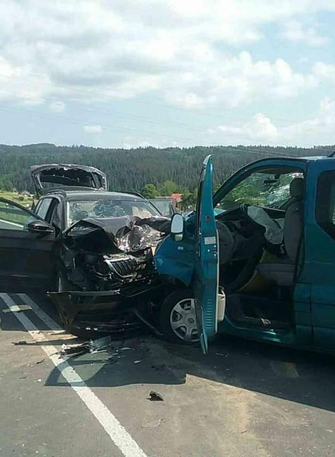 Vážna nehoda áut si vyžiadala 7 zranených, medzi nimi aj deti. Na mieste zasahuje vrtuľník