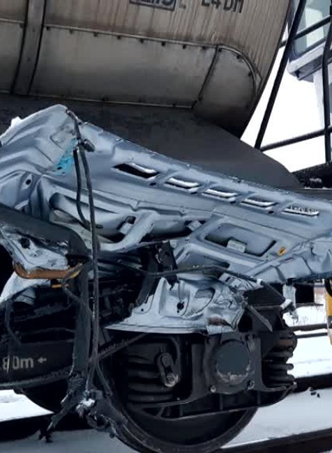 Auto narazilo do vlaku. Predná časť vozidla ostala visieť z vozňa1683