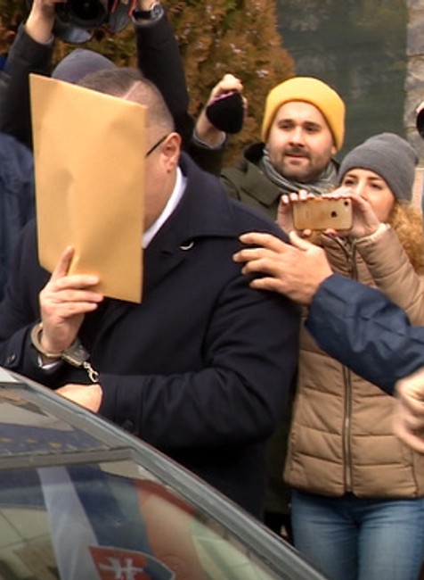 Šéfa Tiposu Jána Barcziho vyviedli kukláči v putách