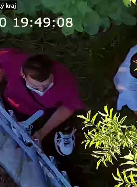 Preliezol plot a ukradol kameru, polícia ho hľadá 