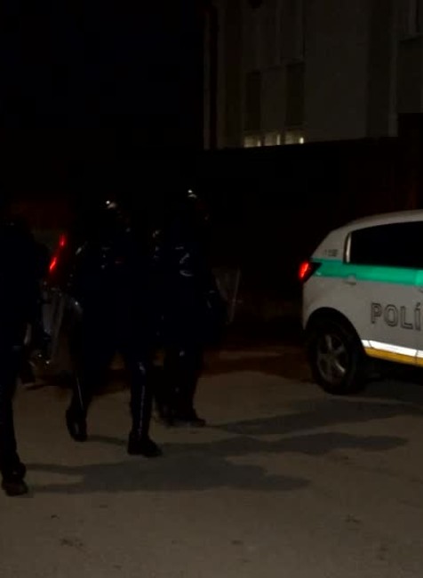 Vzduchom lietali kamene a ľudia sa mlátili lopatami. Konflikt dvoch rodín musela vyriešiť až polícia