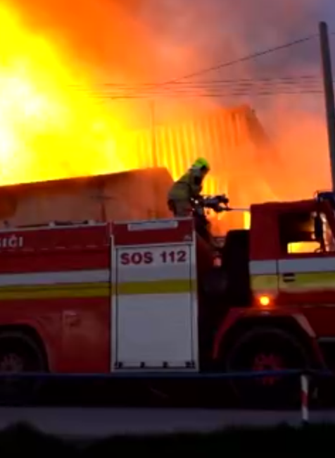 Halu na výrobu peliet zachvátili plamene