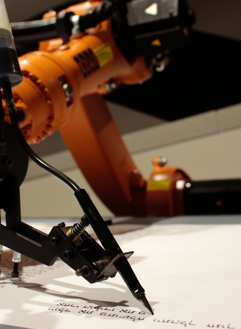 Robot v nemeckom múzeu prepisuje Tóru 1
