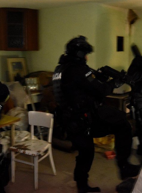 Falošné doklady a zamestnávanie načierno. Polícia pri razii na západnom Slovensku zadržala Srba a troch Ukrajincov