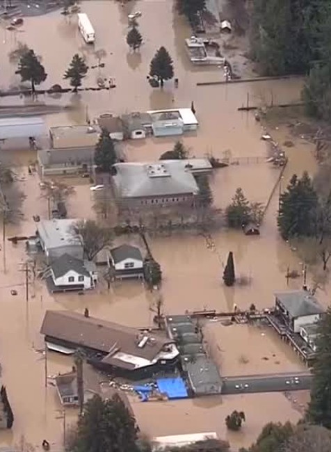 Kalifornia bojuje so záplavami. Pod vodou je 2000 budov a tisíce ľudí museli evakuovať