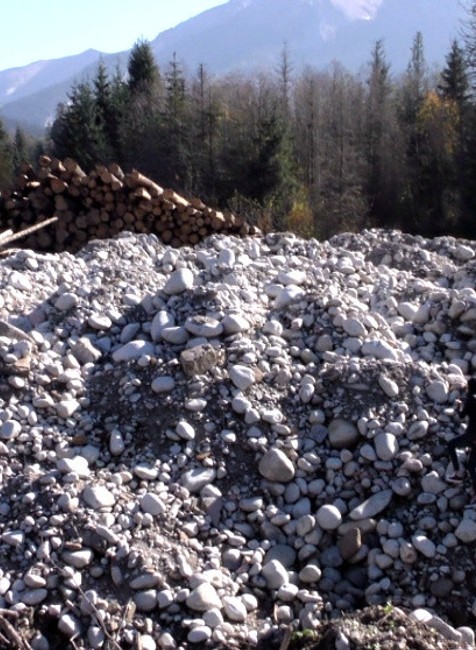 Redaktorka Maja Pavlíková na balvanoch, ktoré nanosila voda počas povodní vo Vysokých Tatrách