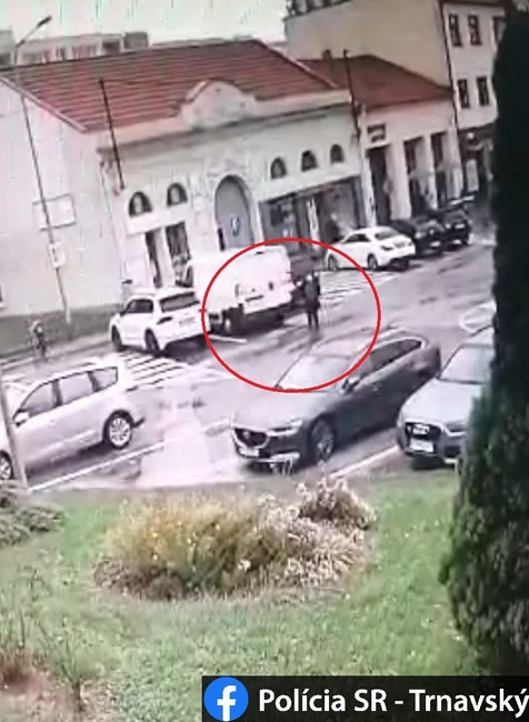 Vodič dodávky zrazil pri cúvaní dôchodkyňu.