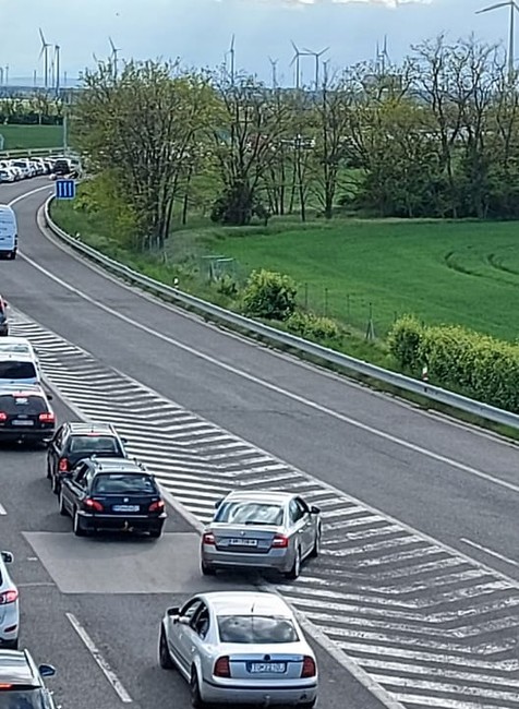Kolóny áut do Rakúska