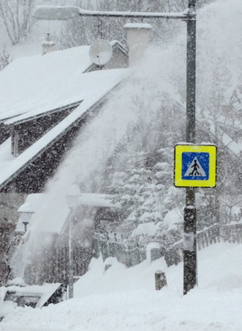 Snehový pluh odpratáva sneh v horskom stredisku Donovaly