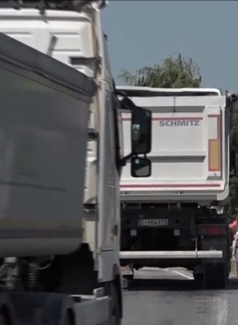 Obyvatelia obce protestne zablokovali cestu. Nevedia sa dostať na druhú stranu pre hustú premávku