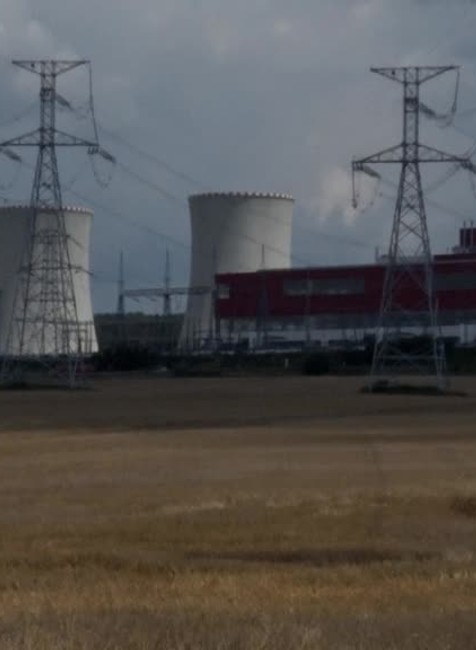 Spustenie tretieho bloku elektrárne Mochovce sa má predražiť a oddialiť. Dostavbe chce zabrániť aj rakúsky kancelár