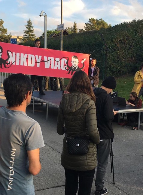 Gorila opäť ožíva aj v uliciach. Pred domom Haščáka sa zhromaždil dav demonštrantov