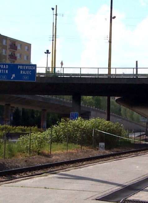 Požiar na železničnej zastávke. Rondel zostal pre cestnú a vlakovú dopravu uzavretý