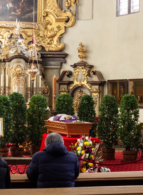 20251113_Duka_rakva_vystavenie172606