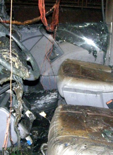 Podpálené auto autá požiar plamene vrak zničené noc Šulekovo