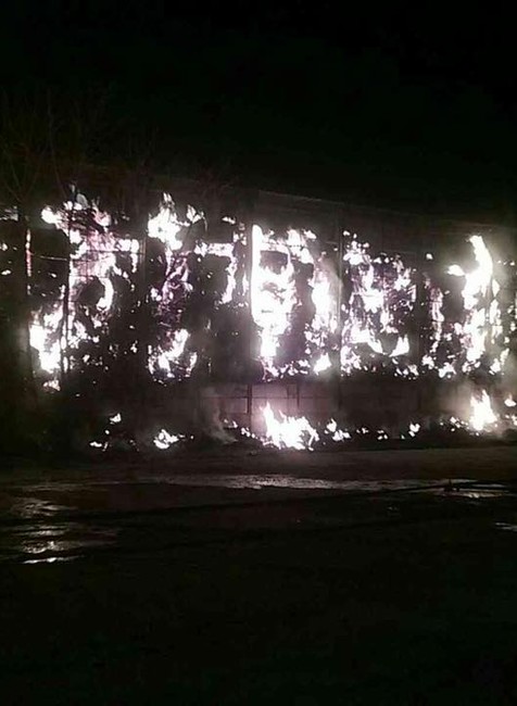 Hasiči už 13 hodín zasahujú pri požiari senníka