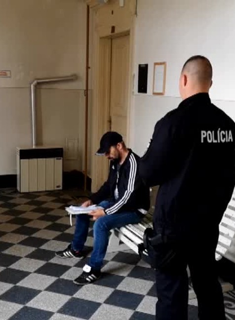 Policajti zastavili šoféra bez vodičského preukazu. Tvrdí, že je závislý na šoférovaní