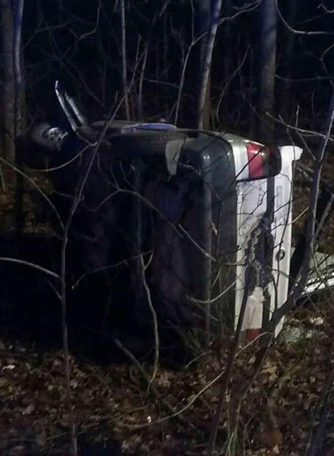 Pri Komárne sa zrazili tri autá. Cesta je uzavretá 