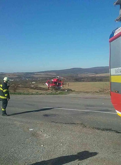 Pri čelnej zrážke zasahoval vrtuľník. Zranili sa dve osoby