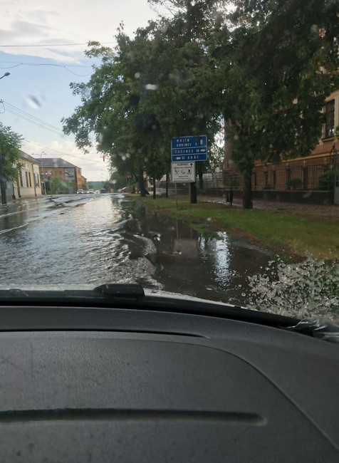 Silná búrka polámala stromy