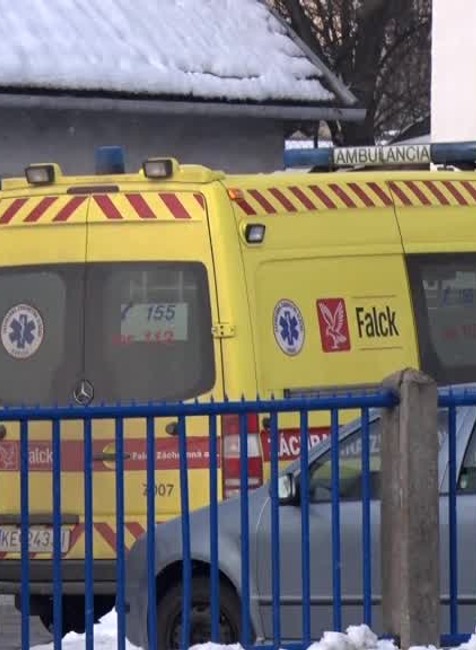 V budove potravín našli mŕtveho muža. Jeho priateľka ležala vedľa neho vo vážnom stave