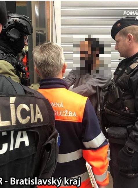 Policajti zasahujú v nákupnom centre. Zadržali muža, ktorý mal mať na sebe bombu