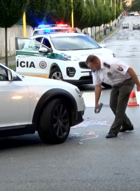 Pri nehode ostal krvácajúci motorkár ležať na zemi. Pomáhal mu vodič, ktorý ho zrazil5927